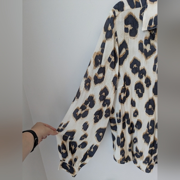 Crepe Weave Animal Print Long Sleeve Blouse Cream with Black/Tan Print - Size M - Picture 2 of 8